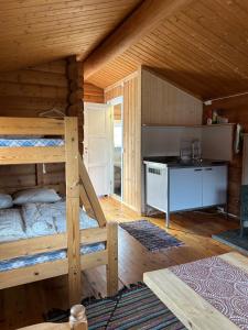 um quarto com beliches numa cabina de madeira em Atnasjø Kafe AS em Sollia