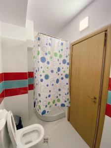 een badkamer met een toilet en een douche bij Chloe Apartament in Berat