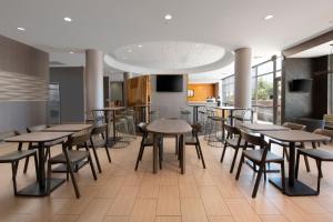 ein Restaurant mit Tischen und Stühlen und eine Bar in der Unterkunft SpringHill Suites by Marriott San Angelo in San Angelo