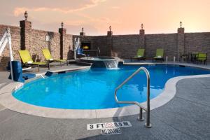 einen großen Pool mit Stühlen und einem Tisch in der Unterkunft SpringHill Suites by Marriott San Angelo in San Angelo