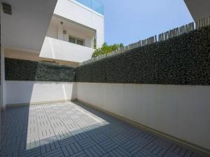 a room with a wall and a tile floor at Miramar in Pula