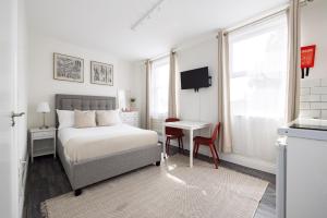 Giường trong phòng chung tại Euston apartments