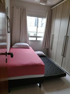 Schlafzimmer mit einem roten Bett und einem Fenster in der Unterkunft Top Place in Vitória