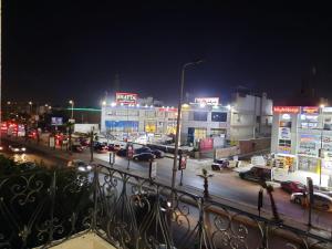 eine Stadt in der Nacht mit Autos auf einer Straße in der Unterkunft Comfort suite in Kairo