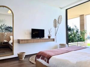 1 dormitorio con cama y espejo grande en Pink Sunset Beachfront Exotic Room in Batroun, 
