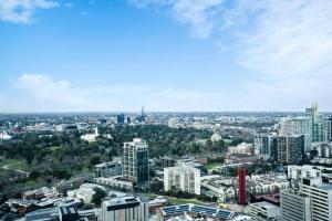 una vista aérea de una ciudad con edificios altos en Modern 1BR Apt in Southbank #Australia108#AU4408 en Melbourne