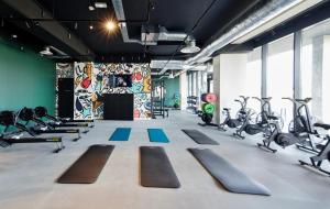 - une salle de sport avec tapis de course et machines elliptiques dans l'établissement Hife Toulouse Labège, à Labège