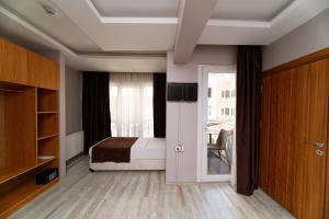 ein Schlafzimmer mit einem Bett und eine Tür mit einem Fenster in der Unterkunft HanPoint Boutique Hotel in Istanbul
