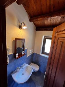 y baño con lavabo y aseo. en B&B La Casetta degli Aranci, en Agrigento