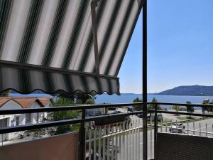 einen Balkon mit Blick auf das Wasser in der Unterkunft Appartamento Chic Vista Lago - Casa Janis in Verbania