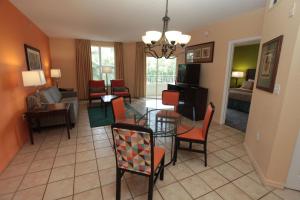 sala de estar con mesa y sillas en Vacation Village at Parkway en Orlando