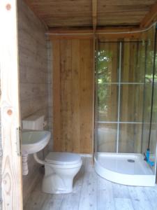 ein Badezimmer mit einem WC, einem Waschbecken und einer Badewanne in der Unterkunft Biwak u Gazdy in Gosprzydowa