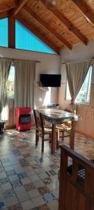 ein Wohnzimmer mit einer Tischtennisplatte und einem TV in der Unterkunft Cabaña El Pazo in Sierra de la Ventana