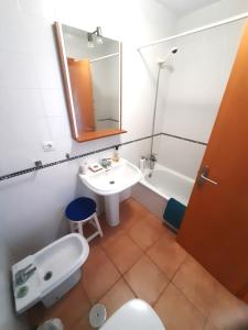 łazienka z umywalką, toaletą i lustrem w obiekcie Ático Conil AC-WIFI-PARKING - Solo parejas y familias w mieście Conil de la Frontera +9 zdjęć