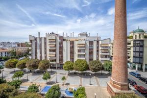 een groot gebouw met bomen ervoor bij Apto Flor del Olivo- Parking in Córdoba