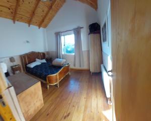 Kleines Zimmer mit einem Bett und einem Fenster in der Unterkunft Cabaña El Pazo in Sierra de la Ventana