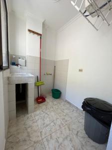 a bathroom with a sink and a trash can at Apartamento Vacacional Cartagena Colombia Cerca Aeropuerto y Playa 2 in Cartagena de Indias