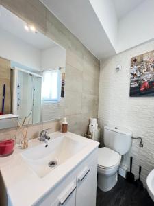 een badkamer met een witte wastafel en een toilet bij Formidable Alonso cano in Madrid