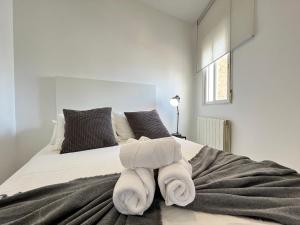 een slaapkamer met een bed met handdoeken erop bij Formidable Alonso cano in Madrid