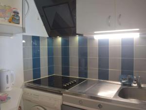 Una cocina o zona de cocina en Appartement Fréjus, 1 pièce, 4 personnes - FR-1-226A-345