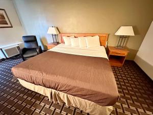 Postel nebo postele na pokoji v ubytování FairBridge Inn & Suites - Lewiston