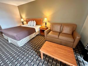 Postel nebo postele na pokoji v ubytování FairBridge Inn & Suites - Lewiston