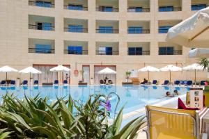 Bazén v ubytování Swiss Inn Teda Hotel & Aqua Park nebo v jeho okolí