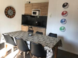 a dining room with a table and chairs at Chalet La Joue du Loup, 3 pièces, 7 personnes - FR-1-504-62 in Le Dévoluy