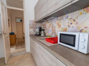 une cuisine avec un four micro-ondes sur un comptoir dans l'établissement Marinuzzi Apartment, à Palerme