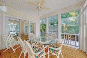 ein Esszimmer mit einem Glastisch und Stühlen in der Unterkunft Sea Colony - 55120 Estate in Bethany Beach