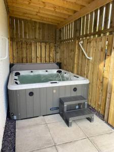 ein Badezimmer mit Whirlpool in einem Gebäude in der Unterkunft Lanfine View 1 at Loudoun Mains with Hot Tub in Newmilns