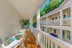 eine Veranda eines Hauses mit weißen Schaukelstühlen in der Unterkunft Sea Colony - 55120 Estate in Bethany Beach