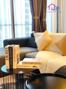 馬六甲的住宿－JBR LUXURY HOMESTAY-ATLANTIS RESIDENCES-Near Jonker Walk-City Area-Netflix，沙发前咖啡桌上的两本书