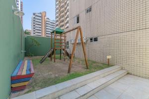 un parque infantil en la esquina de un edificio en Villa Damasco #2002 - Quádruplo em Fortaleza por Carpediem en Fortaleza