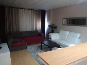 卡帕里卡海岸的住宿－Apartamento Da Costa，带沙发和红色椅子的客厅