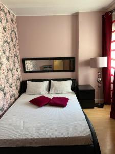 卡帕里卡海岸的住宿－Apartamento Da Costa，一间卧室配有一张带两个红色枕头的床