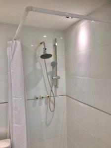 bagno con doccia e tenda doccia di C.B.O. Tel Aviv 117 Allenby St. a Tel Aviv