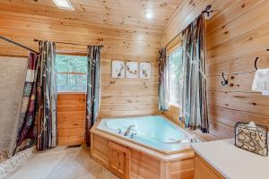 baño de madera con bañera y ventana en Ken's Cabin, en Blue Ridge 43 fotos más