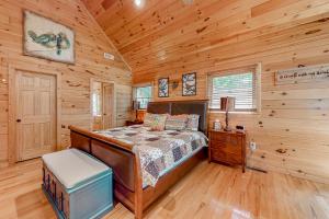 Un dormitorio con una cama en una cabaña de troncos en Ken's Cabin, en Blue Ridge