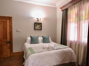 um quarto com uma cama e uma janela em Marquard Guesthouse em Marquard