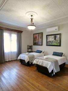 um quarto com duas camas e um tecto em Marquard Guesthouse em Marquard