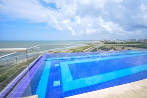 una piscina en un balcón con vistas al océano en APARTAMENTO OCEAN DRIVE 410 CARTAGENA, en Cartagena de Indias