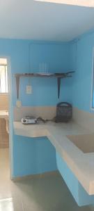 Habitación con una luz azul en un escritorio en Apartamento ideal y acogedor en Mérida