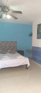 1 dormitorio con 1 cama y ventilador de techo en Apartamento ideal y acogedor en Mérida