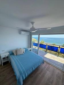 1 dormitorio con cama y vistas al océano en ¡Precioso ático frente al mar! en Denia