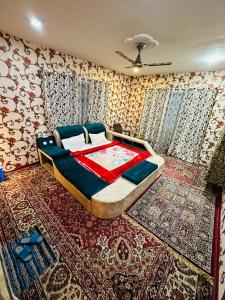 HOTEL MERLIN PALACE في سريناغار: غرفة نوم بسرير وسجادة كبيرة