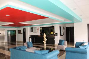 vestíbulo con sillas azules y techo rojo en Hotel Aqueronte, en Ixtapaluca