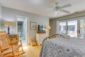1 dormitorio con 1 cama y ventilador de techo en Bright Hilton Head Cottage with Deck about 2 Mi to Beach en Hilton Head Island