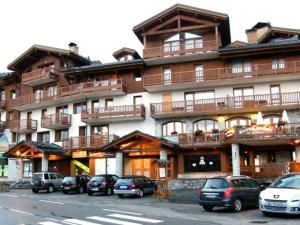 ラ・ロジエールにあるAppartement Montvalezan-La Rosière, 3 pièces, 6 personnes - FR-1-398-559の車が目の前に停まった大きな建物