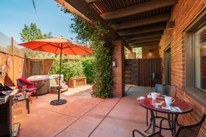 Патио или другая зона на открытом воздухе в Desert Poppy Villa- Romantic Getaway